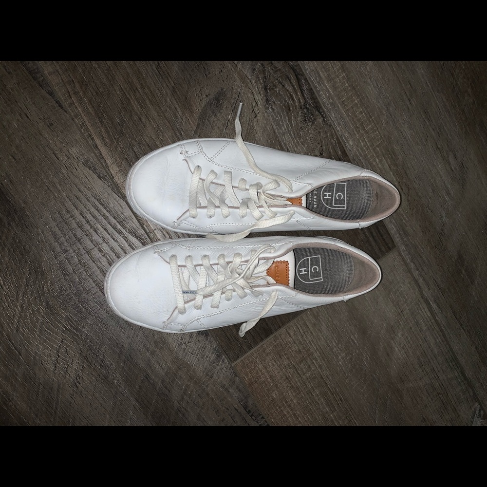 Tennis shoes